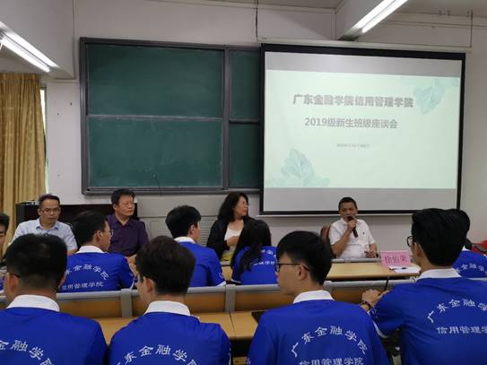 图片包含 人员, 群组, 人物, 室内描述已自动生成