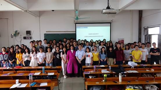 图片包含 人员, 室内, 餐桌, 墙壁描述已自动生成