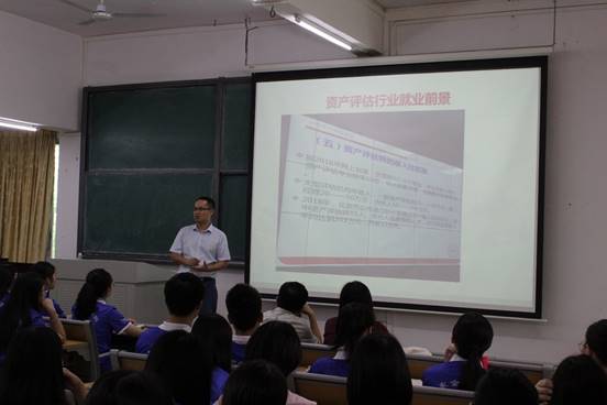 图片包含 人员, 室内, 人物, 墙壁描述已自动生成