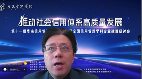 男人的照片上写着字描述已自动生成