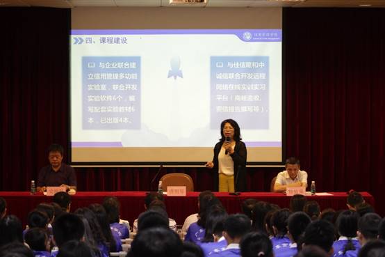 图片包含 人员, 室内, 礼堂, 人物描述已自动生成