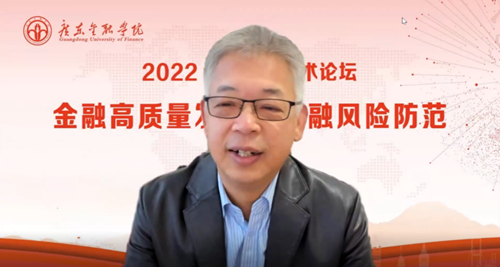 穿着西装笔挺的男子与配字描述已自动生成
