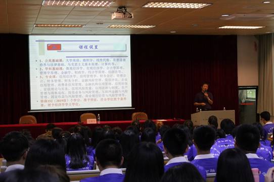 图片包含 人员, 室内, 人物, 天花板描述已自动生成